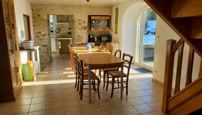salle à manger volets bleus