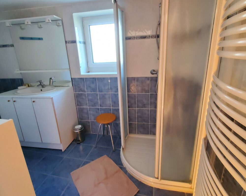 salle de bains rdc volets bleus