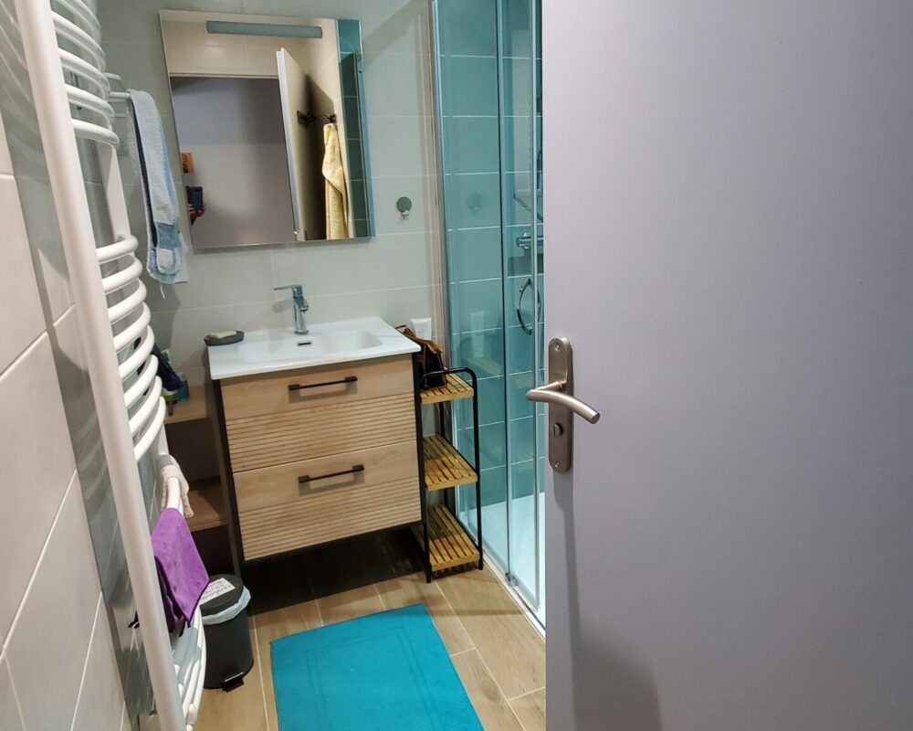 salle de bains étage volets bleus
